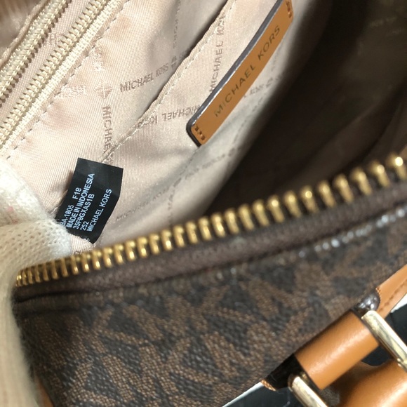 🎊 Michael Kors Signature Crossbody Bag 🎊 - Picture 10 of 11
